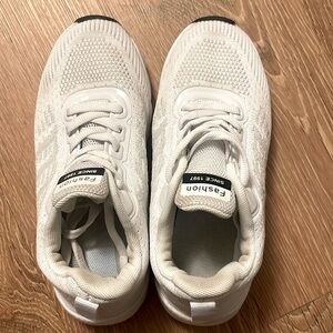 White sneakers size 35 (5.5 US)
